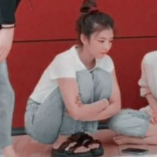 🌸 a3272d5b 여자, 앉아있는, 캐주얼, 실내, 한국인, 젊은 telegram sticker