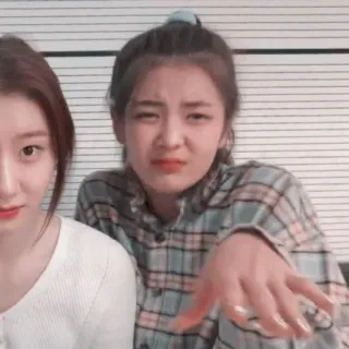 🌸 c8f71e06 여자, 사람, 얼굴, 표정 telegram sticker