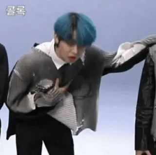 🦊 010424a5 콜록 kpop, pria, rambut biru, abu-abu, batuk telegram sticker