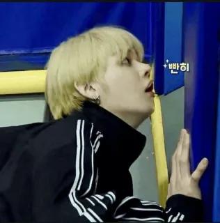 🦊 7cf7164e 빤히 orang, rambut pirang, melihat ke atas, Korea, tampak samping telegram sticker