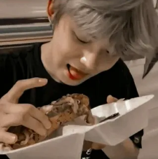 🦊 8e120eb2 orang, makan, makanan, santai, dalam ruangan, camilan telegram sticker