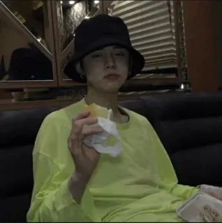 🦊 c5c20077 orang, topi, sandwich, makanan, neon, duduk, dalam ruangan telegram sticker