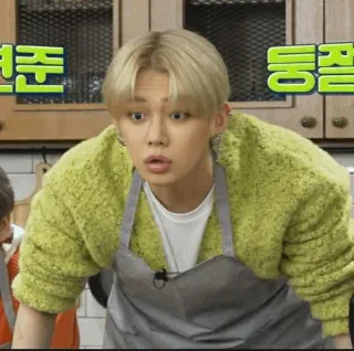 🦊 d7cfc783 현준 Korea, Pria, Rambut pirang, Celemek, Terkejut, Ekspresi telegram sticker