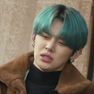 🦊 fbbb1dba orang, ekspresi, potret, pria, rambut teal, anting-anting telegram sticker