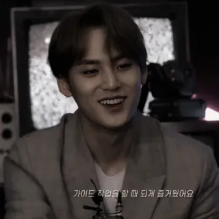 ♠️ c979efe8 가이드 작업을 할 때 되게 즐거웠어요 เกาหลี, ผู้ชาย, ภาพเหมือน, ยิ้ม, คน telegram sticker