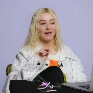 🌻 4c1ee0d4 Christina Aguilera prominente, sängerin, frau, blonde haare, porträt telegram sticker