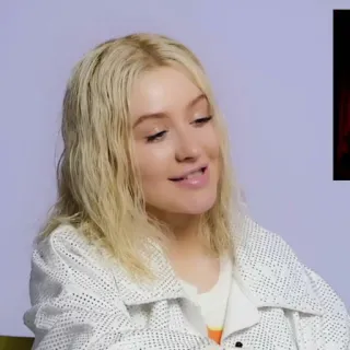 🌻 99fef55a Christina Aguilera Sängerin, Promi, blonde Haare, weiße Jacke, Frau telegram sticker