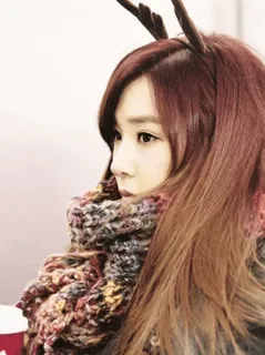 🎄 0fd06eab donna, sciarpa, corna, ritratto, capelli rossi, Natale, inverno telegram sticker