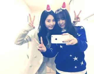 🎄 108c942a Selfie, Donne, Amicizia, Segno di pace, Carino, Moda invernale telegram sticker