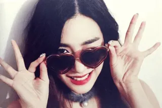 🎄 199fc567 donna, occhiali da sole a cuore, asiatica, sorriso, ritratto, ragazza telegram sticker