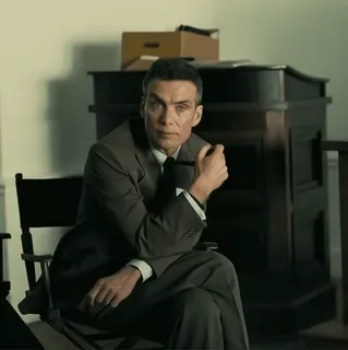 🎬 938d5c4d J. Robert Oppenheimer Oppenheimer Cillian Murphy, cientista, retrato, homem, terno, fotograma whatsapp sticker