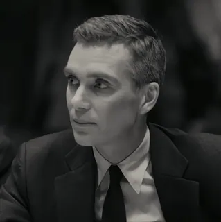 🎬 fd977a81 J. Robert Oppenheimer Oppenheimer Cillian Murphy, retrato, preto e branco, filme Oppenheimer, homem, terno whatsapp sticker