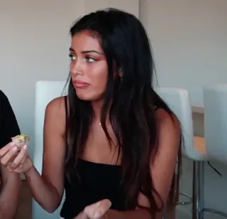 🌮 6549aec1 donna, mangiare, cibo, disgusto, contrariata, interno telegram sticker