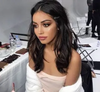 🌮 a4abae75 donna, ritratto, bellezza, trucco, bruna, interno, modella telegram sticker