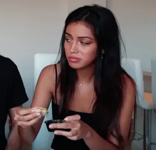 🌮 f0b9bdba donna, mangiare, cibo, persona, interno, ritratto telegram sticker