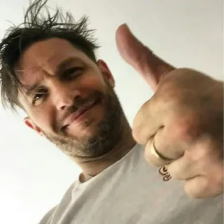 👍 4301fb6f homem, polegar para cima, positivo, ator, selfie, retrato telegram sticker