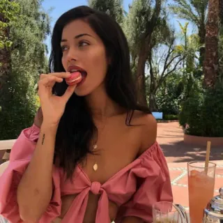 🍥 021efcdc ผู้หญิง, กิน, มาการอง, นางแบบ, ภาพเหมือน, อาหาร telegram sticker