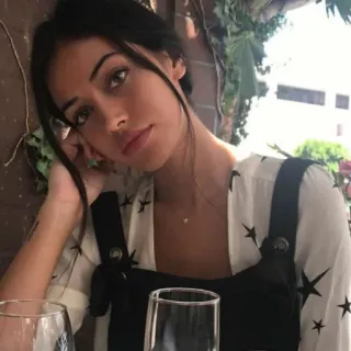 🍥 2361b681 ผู้หญิง, ผมสีน้ำตาลเข้ม, ภาพเหมือน, คน, ผู้หญิง telegram sticker