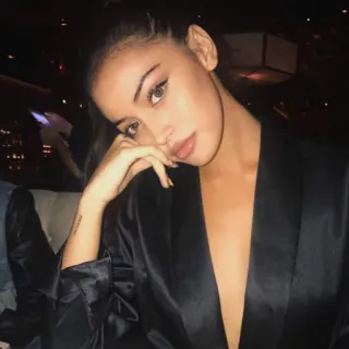 🍥 6599f1f6 ผู้หญิง, ภาพเหมือน, ความงาม, สาวผิวคล้ำ, ดวงตา, ท่าโพส telegram sticker