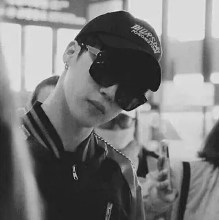 ⌚️ fa94d1c7 THURSDAY POSSONS STORE mężczyzna, okulary przeciwsłoneczne, kapelusz, osoba, czarno-białe, portret telegram sticker