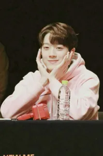 ✨ 21e455a2 NEW ME coreano, persona, ídolo, lindo, hombre, sonriendo, kpop, feliz whatsapp sticker