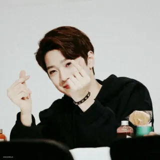 🕊 b7342355 coreano, hombre, corazón con los dedos, celebridad, sonriendo, K-pop whatsapp sticker