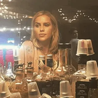 🗽 2fa5a1eb mujer, botellas, bar, alcohol, vida nocturna, fiesta whatsapp sticker