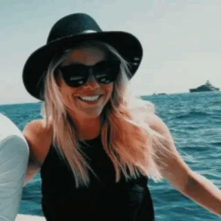 🗽 4a49e894 mujer, gafas de sol, sombrero, océano, barco, verano, mar whatsapp sticker