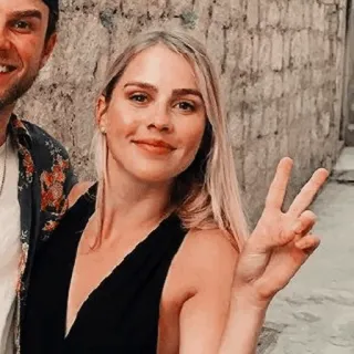 🗽 6fa4670b mujer, persona, paz, símbolo de la paz, gesto, retrato whatsapp sticker