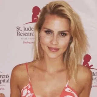 🗽 891e4432 St. Jude Research mujer, rubia, retrato, sonrisa whatsapp sticker