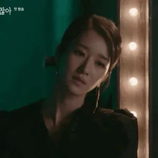 🕊 d303eec0 찾아 donna, che guarda in basso, contemplativa, triste, ritratto telegram sticker