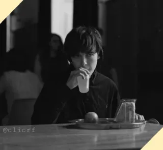 〽️ 0c6e6ab2 @clicrf osoba, picie, taca, czarno białe telegram sticker