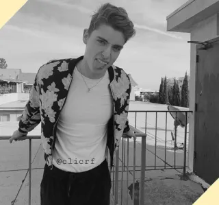 〽️ 109a0119 @clicrf osoba, mężczyzna, portret, balkon, ubranie, odzież wierzchnia, kurtka, kwiatowy, miasto, budynki telegram sticker