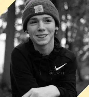 〽️ 1299ea36 @clicrf osoba, nastolatek, portret, czapka, bluza z kapturem, zdjęcie profilowe telegram sticker