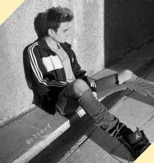 〽️ 1bfda3dd @clierf mężczyzna, siedzący, nastolatek, portret, street style, model telegram sticker