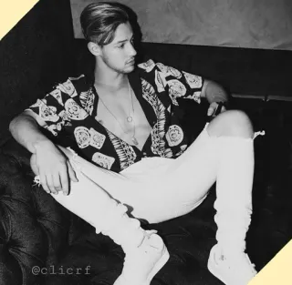 〽️ 3a8f04d6 @clicrf mężczyzna, portret, moda, styl, casual, poza telegram sticker