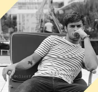 〽️ 49e10679 @clicrf mężczyzna, portret, czarno-biały, siedzący, na luzie, zrelaksowany telegram sticker