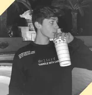 〽️ 4adfe388 @clicrf
"HANDLE WITH CAR" osoba, picie, czarno-białe, portret, młodzież telegram sticker