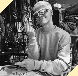 〽️ 5e29f532 @clicrf osoba, środkowy palec, obraźliwy gest, okulary przeciwsłoneczne, sweter telegram sticker