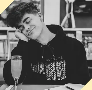 〽️ 8248a2f4 @clicrf THE GOOD WOLF chłopak, mężczyzna, uśmiech, czarno-białe, portret, stół, bluza z kapturem, osoba telegram sticker