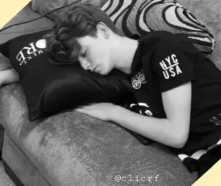 〽️ b0c31ba4 NYC USA śpiący, chłopak, nastolatek, poduszka, kanapa, skala szarości telegram sticker