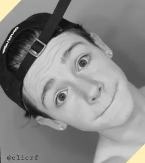 〽️ b282e494 @clicrf portret, osoba, czarno białe, mężczyzna, kapelusz, selfie telegram sticker