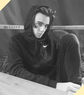 〽️ ba96fec2 @clicrf osoba, portret, siedzący, bluza z kapturem, czarno-biały, młody mężczyzna telegram sticker