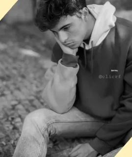 〽️ bd8bae07 @clicrf mężczyzna, portret, zamyślony, czarno-biały, sweter, siedzący telegram sticker