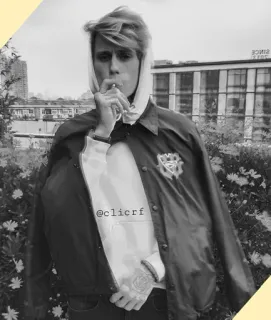 〽️ d0bc979e @clicrf osoba, palenie, portret, kurtka, miejski telegram sticker