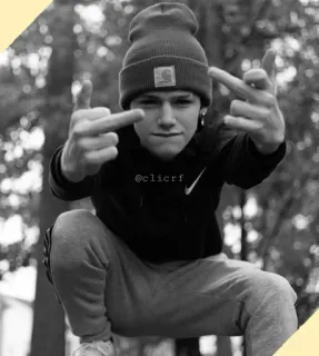 〽️ ed202528 @clicrf środkowy palec, obraźliwe, nastolatek, czapka, bluza z kapturem, skala szarości telegram sticker