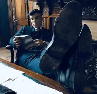 🌵 099d7782 Tommy Shelby Peaky Blinders mężczyzna, vintage, garnitur, siedzący, odpoczynek, serial tv whatsapp sticker