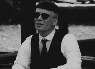 🌵 f8bb9020 Thomas Shelby Peaky Blinders mężczyzna, okulary przeciwsłoneczne, garnitur, gangster, peaky blinders whatsapp sticker