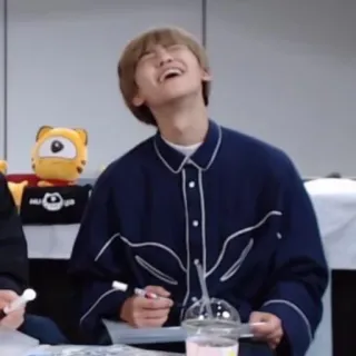 ☁️ 6d62b8ea ผู้ชาย, หัวเราะ, ในร่ม, โต๊ะ, ของเล่น telegram sticker