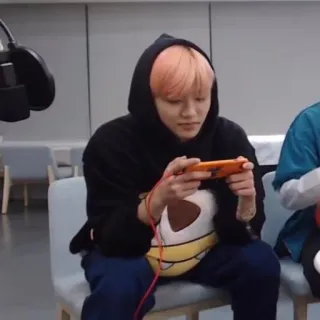 ☁️ af413c1d คน, เกมเมอร์, วิดีโอเกม, เกมมือถือ, นั่ง, เสื้อฮู้ด telegram sticker